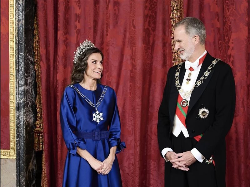  الملكة ليتيزيا تخطف الأنظار بفستان أزرق ملكي في العشاء الرسمي تكريماً لسلطان عُمان