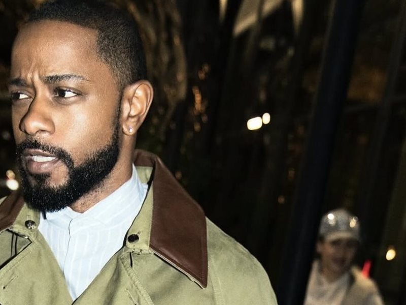 الأناقة تلتقي بالفن… لاكيث ستانفيلد يخطف الأنظار بإطلالة Dior من تصميم جوناثان أندرسون