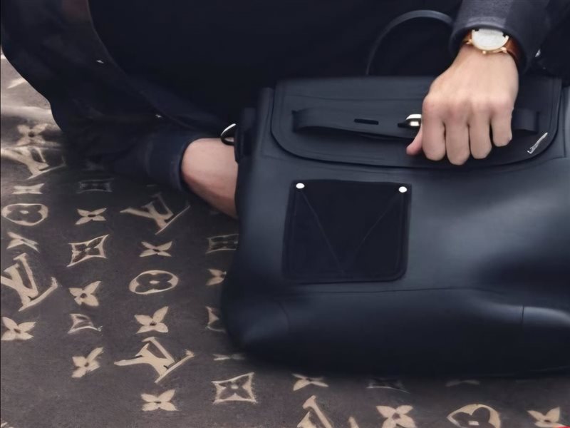 لويس فويتون تعيد تعريف أناقة الرجل العصري مع مجموعة LV Touch الجديدة