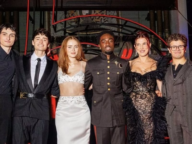 نجوم “Stranger Things” يجتمعون في عرض الموسم الأخير بإطلالات غامضة تخطف الأنظار