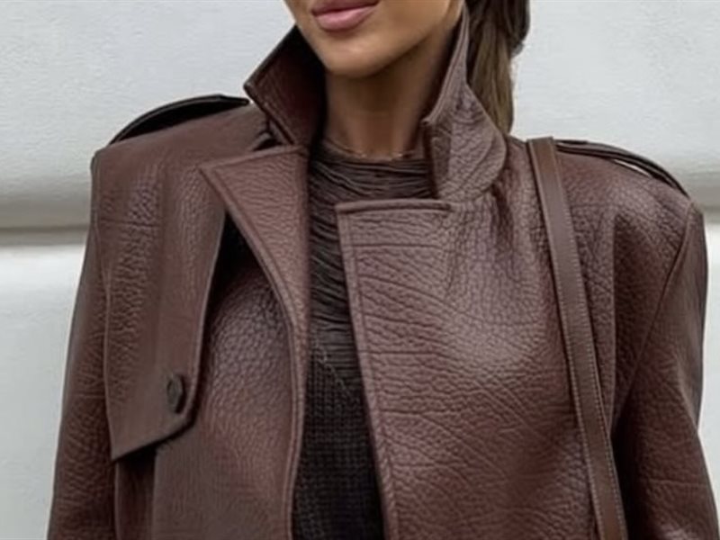 من المنصات إلى الشوارع: الجواكيت الجلدية البنية تتربع على عرش الموضة من جديد