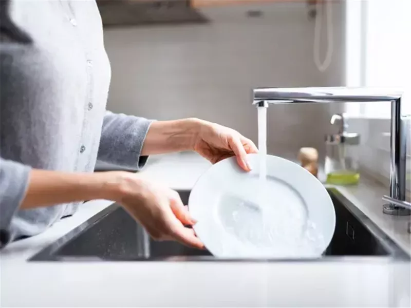 هل يجب شطف الأطباق قبل وضعها في غسالة الصحون؟