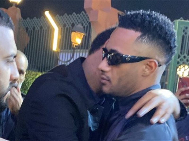 محمد رمضان يقدم واجب العزاء فى السيناريست أحمد عبدالله