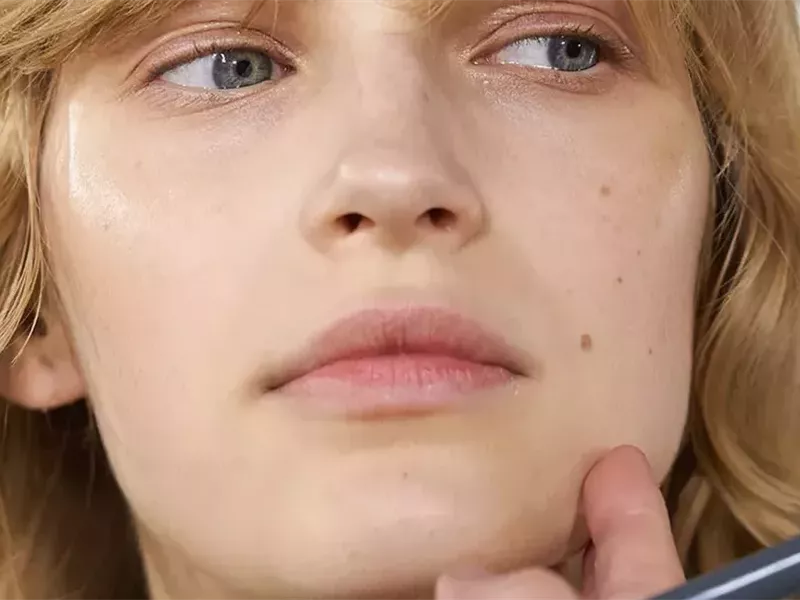 لاخفاء الهالات السوداء وعيوب البشرة.. إليك كيفية وضع الكونسيلر بالطريقة الصحيحة