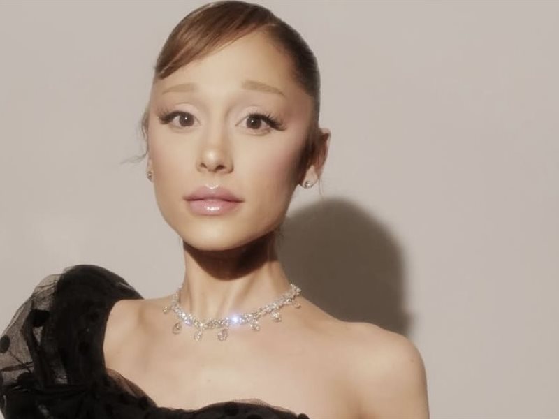 أريانا غراندي تتألق في لندن بفستان نادر من مصمم The Wizard of Oz