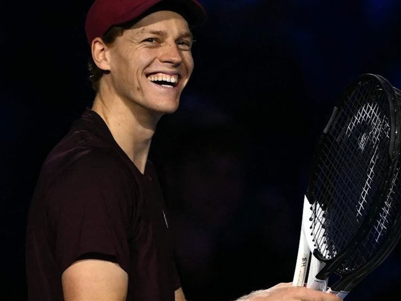 سينر يبهر تورينو ببداية قوية في البطولة الختامية ويقترب من صدارة التصنيف العالمي