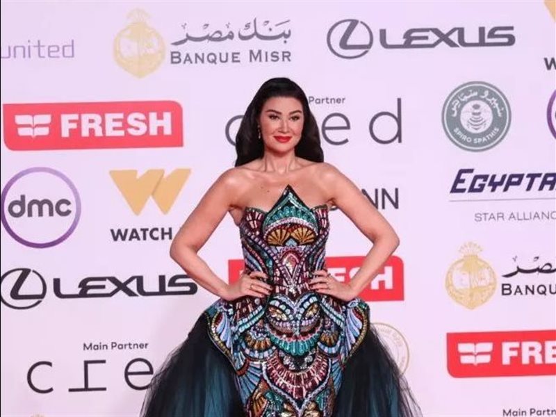 أروى جودة تخطف الأنظار بإطلالة ملكية على السجادة الحمراء في افتتاح مهرجان القاهرة السينمائي الـ46