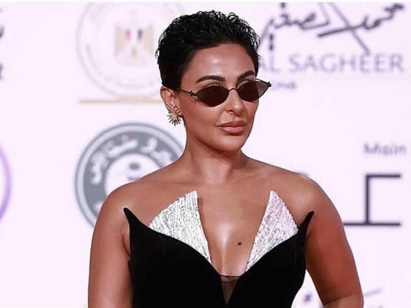 ميس حمدان من افتتاح القاهرة السينمائي: قررت تقليد عارضة اجنبية الليلة في لوك النظارة