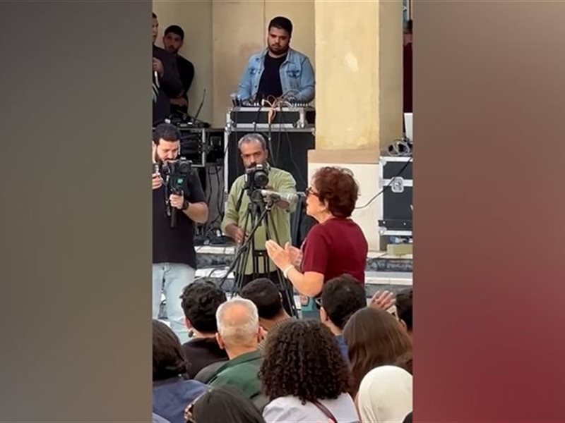 لم تتمالك دموعها، لبلبة تغني 