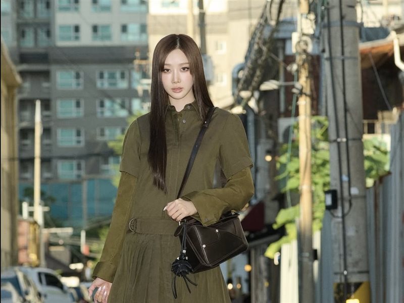 LOEWE تكشف عن حقيبة Puzzle Panta وأحذية Panta في حملة مع سفيرتها جيزيل