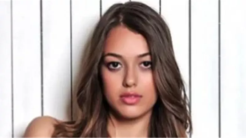 النجمة التركية ديلان