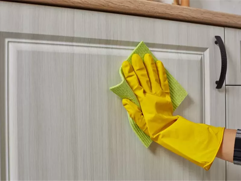 4 طرق سهلة لإزالة الدهون اللزجة من خزائن المطبخ