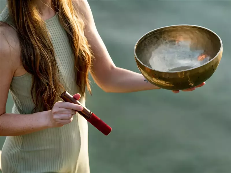 العلاج بالصوت.. هل الممارسة التأملية تستحق أن تُضاف إلى حياتك؟