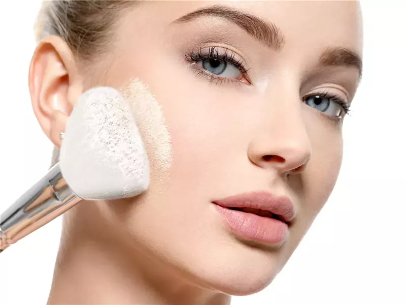  للتحكم في اللمعان الزائد.. إليكِ أفضل بودرة تثبيت المكياج