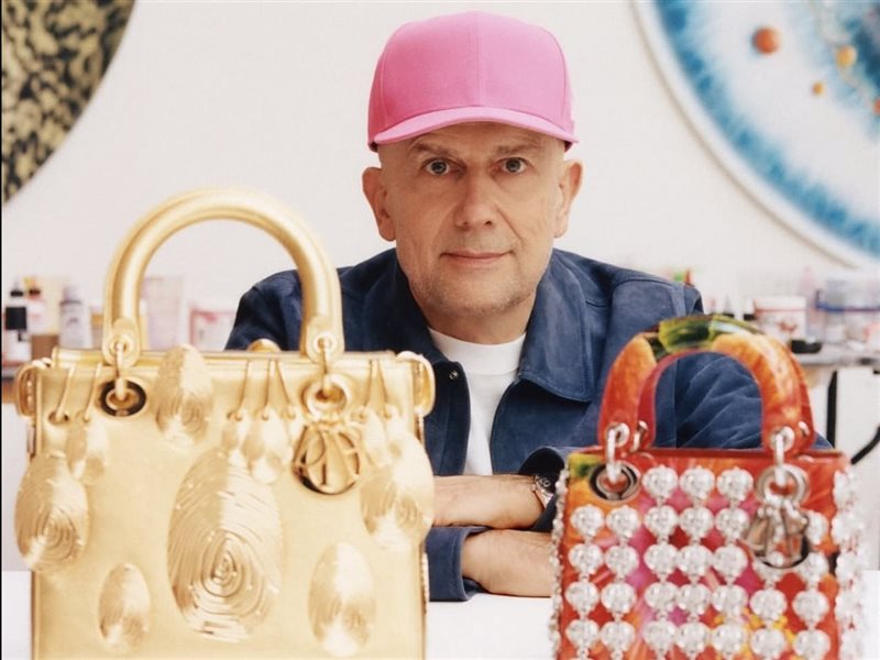 مارك كوين يقدّم رؤية فنية جريئة لحقيبة ليدي ديور في الإصدار العاشر من Dior Lady Art