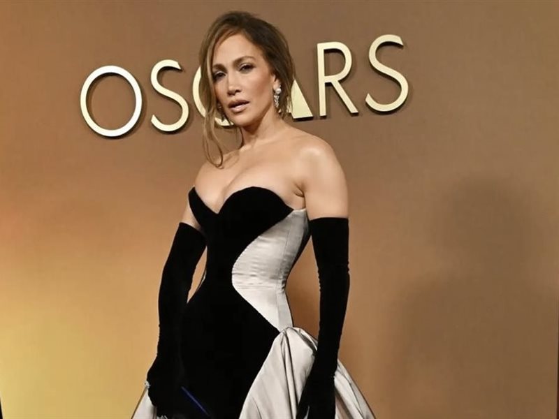 	جينيفر لوبيز تتألق بتصميم تمارا رالف في حفل Governors Awards
