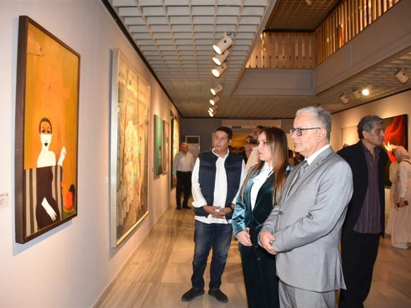 للمرة الأولى بمهرجان القاهرة السينمائي… معرض “كادرات موازية” يجمع بين السينما والفنون التشكيلية