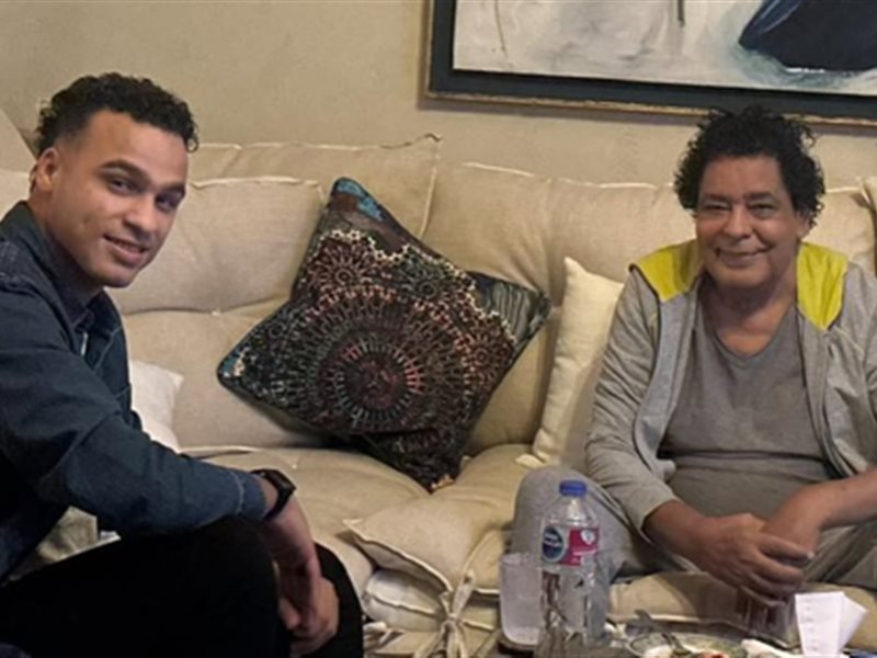 استنوا شغل جديد.. الشاعر مصطفى حدوته يكشف عن كواليس لقائه بالفنان محمد منير