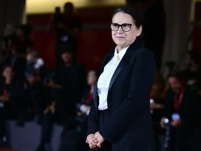 المخرجة إلديكو إيندي توجه رسالة عاطفية إلى فيبرسي بعد تكريمها في القاهرة السينمائي