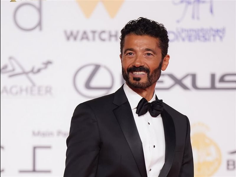 اناقة رجالية تتصدر المشهد: حضور قوي وأناقة ملفتة على السجادة الحمراء في ختام مهرجان القاهرة السينمائي 