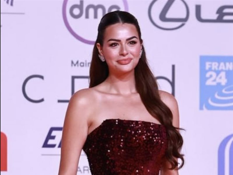 هنادي مهنا تتألق بالأحمر البرّاق في ختام مهرجان القاهرة السينمائي