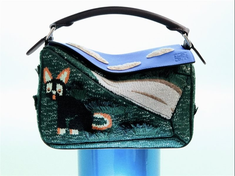 LOEWE تُعيد إحياء قطط لويس وين في مجموعة تنبض بالفن والمرح