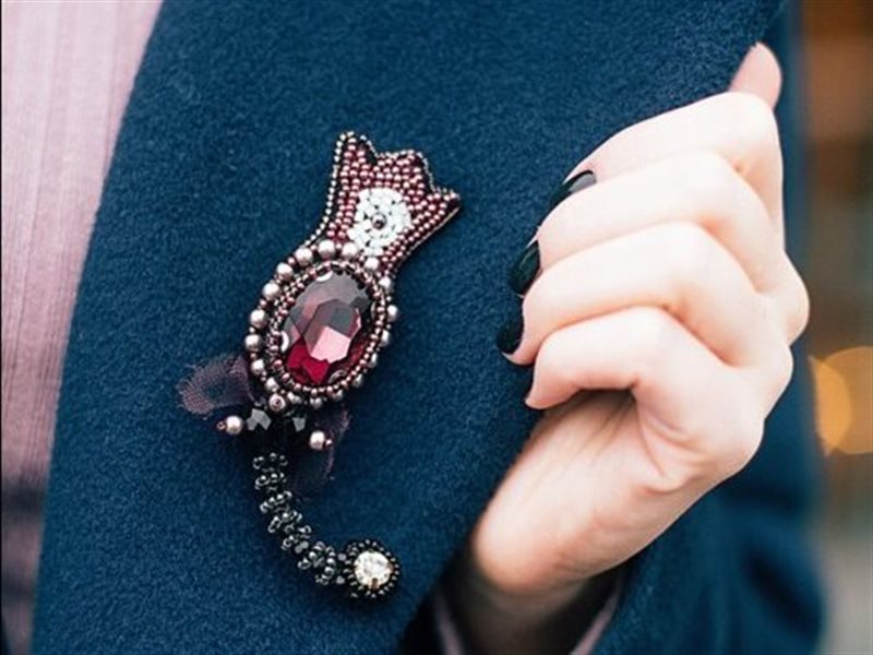 عودة البروش إلى الواجهة… قطعة كلاسيكية تتصدر صيحات الموسم