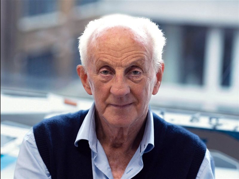 عالم الموضة يودّع المصمم الأيقوني بول كوستيلو… مصمم الأميرة ديانا أحد أبرز رموز الأزياء الإيرلندية وصاحب بصمة خالدة