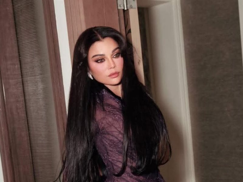 هيفاء وهبي تشعل ليالي الرياض بإطلالة بنفسجية بتوقيع نيكولا جبران