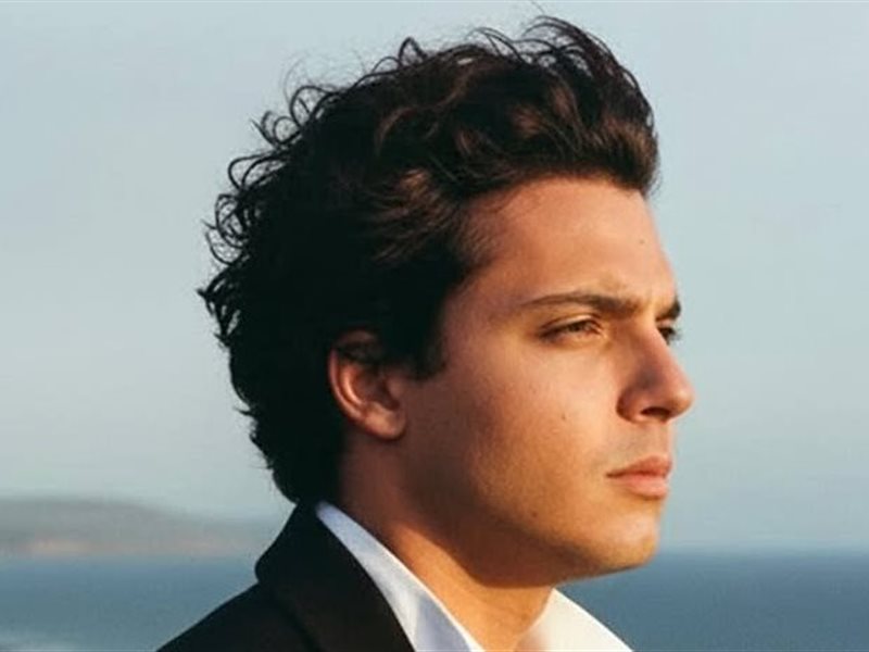 خالد منيب يطلق أول ألبوماته ويهديه لروح عامر منيب