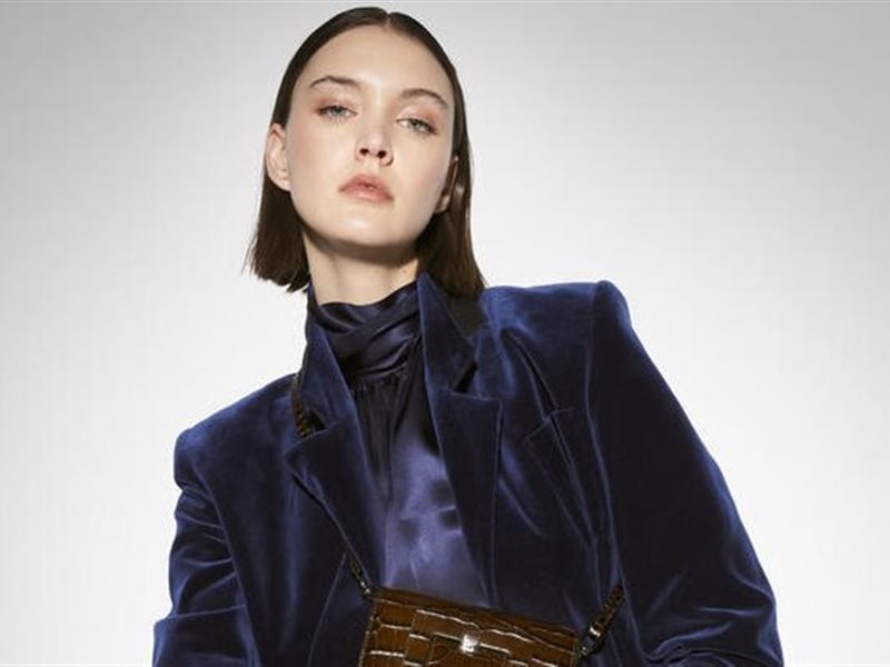 بدلات المخمل تتصدر صيحات الموسم… قطعة أساسية لإطلالات فاخرة لا غنى عنها