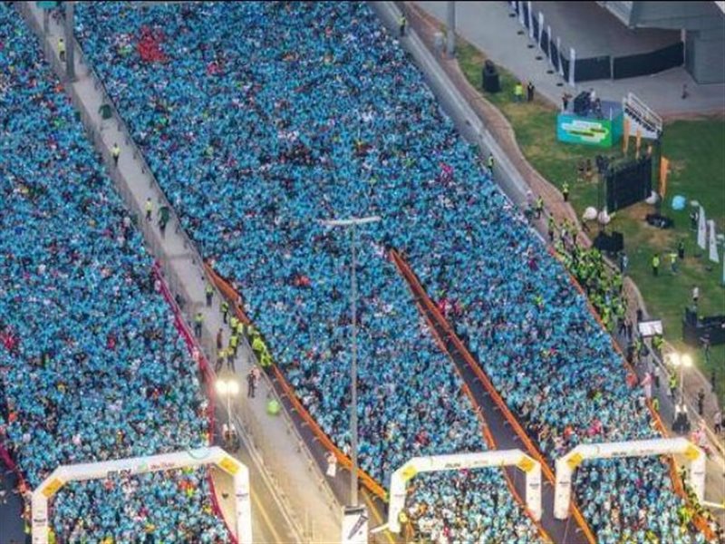 دبي تسجل رقم قياسي جديد بأكبر مضمار جري في العالم على شارع الشيخ زايد