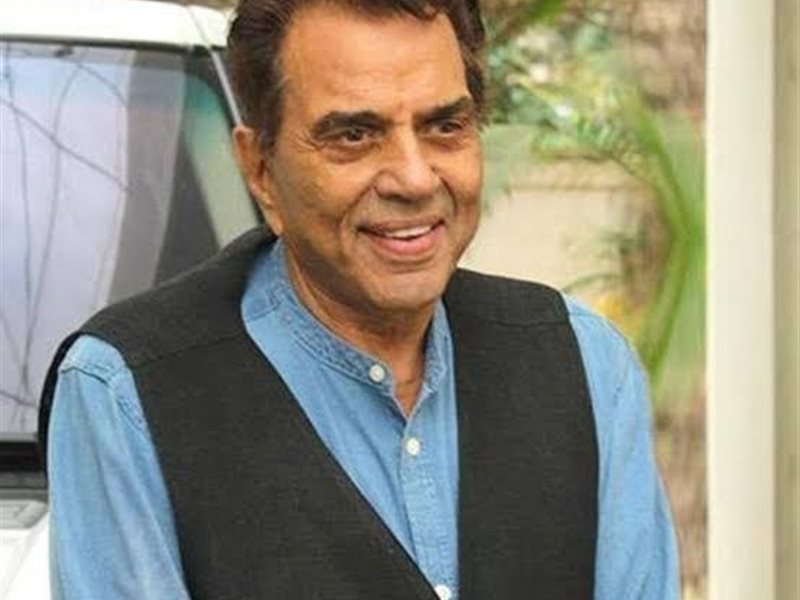 رحيل أسطورة السينما الهندية دارميندرا عن عمر يناهز 89 عاما