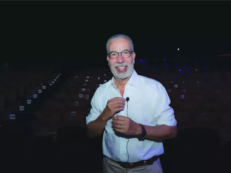 خاص .. مدحت العدل : تربيت على حب المسرح من الستينيات وتحقيق المتعة للجمهور هو أهم أهدافي