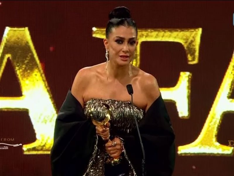 لحظة تكريم غادة عبدالرازق في مهرجان DIAFA 2025