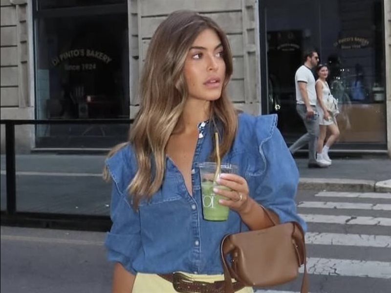 Denim shirt يتصدر صيحات الموسم بفضل سهولة تنسيقه وأناقة حضوره