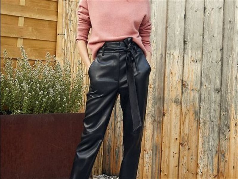 ست صيحات لإتقان تنسيق البنطال الجلدي هذا الشتاء