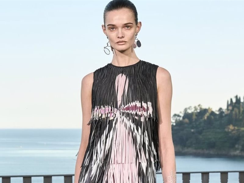 	آلايا وفيراغامو يعيدان إحياء موضة الشراريب بأسلوب عصري وجريء