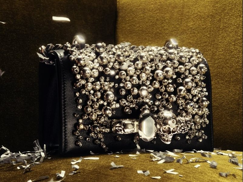فخامة تحتفي بالموسم… Alexander McQueen يطلق مجموعة Holiday Accessories بحضور استثنائي