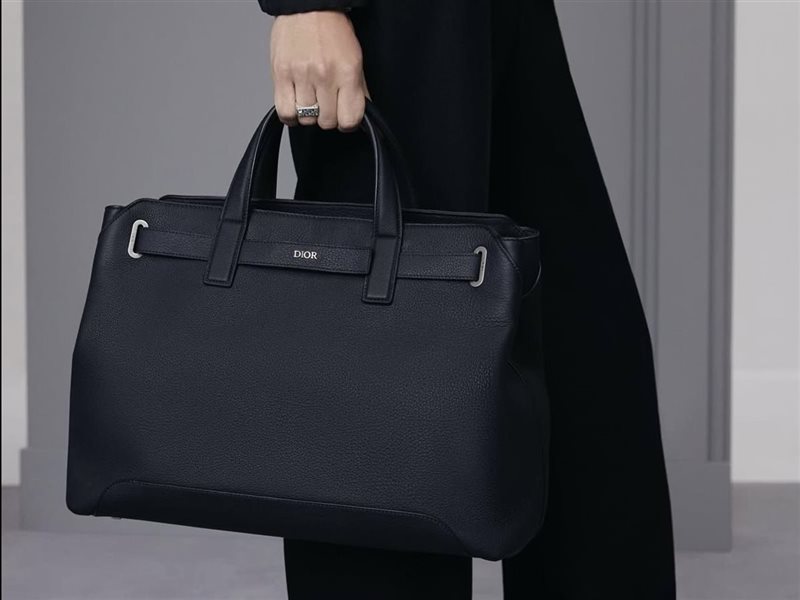 بين الماضي والحاضر… Dior تقدم أكسسوارات مستوحاة من أولى إبداعات كريستيان ديور
