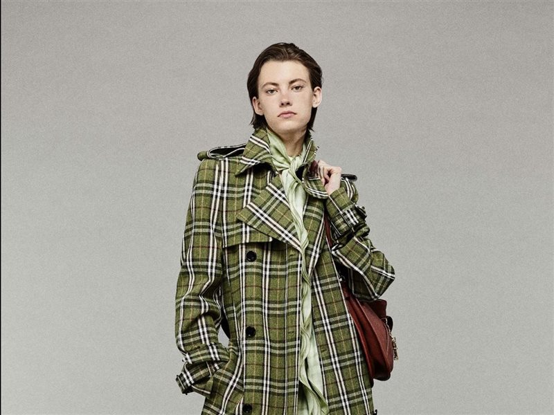 من النقشة الكاروه إلى الترانش كوت … Burberry تلهم إطلالات الخريف والشتاء مجدداً