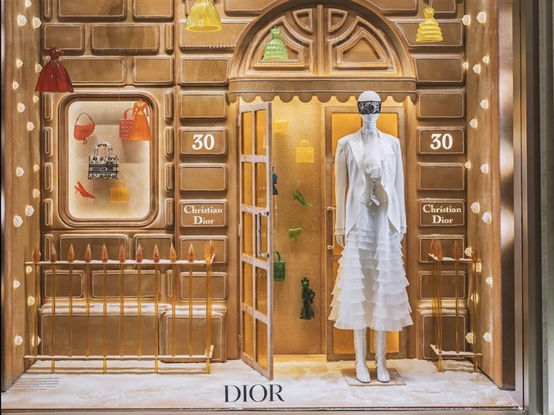 “ديور تحتفل بالأعياد… بريق يزين الكويت والدوحة ودبي مول”