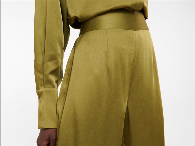 البنطال الساتان… قطعة استثنائية لمحبات الإطلالات الراقية والعصرية