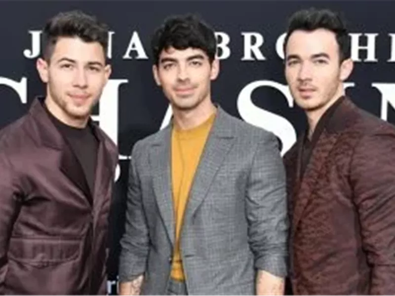فريق Jonas Brothers يتفاعلون على نغمات أغنية أم كلثوم
