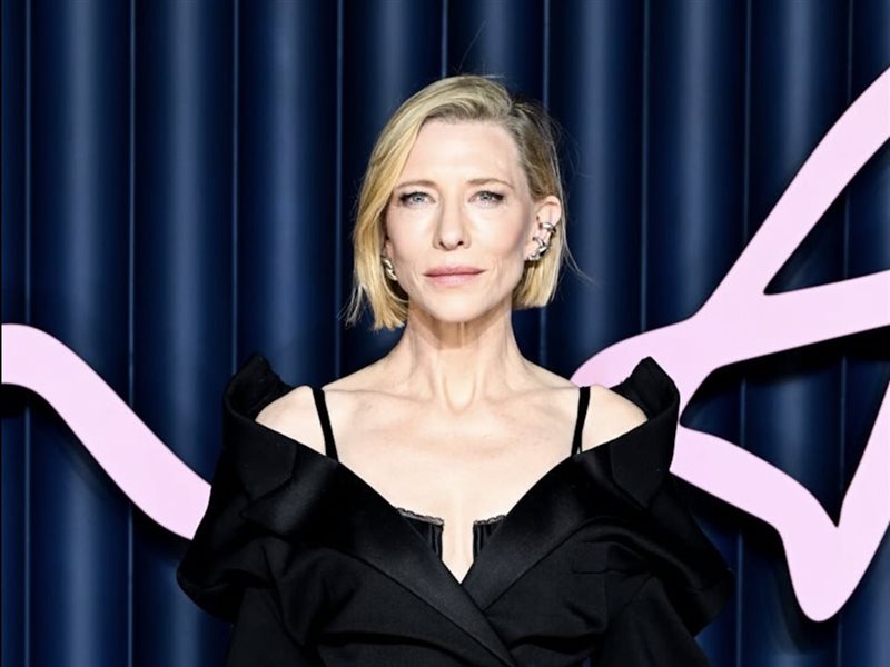 كيت بلانشيت تخطف الأضواء على السجادة الزرقاء في حفل Fashion Awards 2025