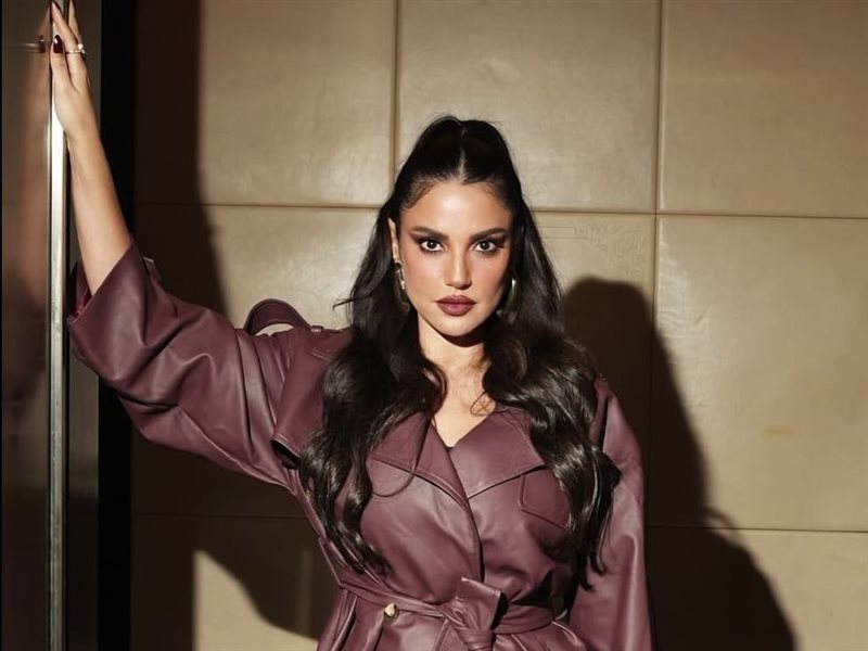 درة تشارك جمهورها أحدث جلسة تصوير بإطلالة خريفية أنيقة تجمع بين الفخامة والتميز 