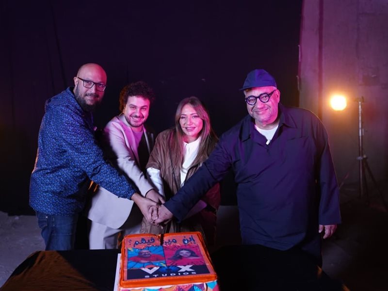 ليلى علوي تحتفل بانتهاء تصوير فيلم