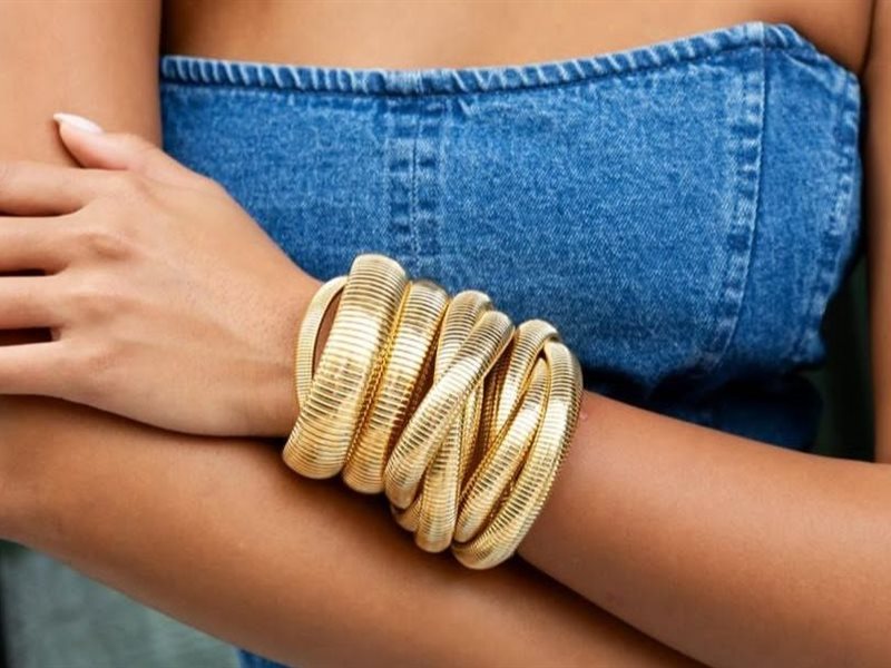 ليس في الملابس فقط… صيحة الطبقات تغزو عالم الإكسسوارات بقوة