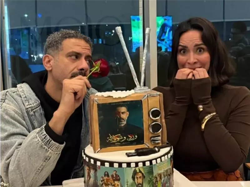 بتورتة تحمل بوسترات أعماله الفنية.. بسنت شوقي تحتفل بعيد ميلاد محمد فراج