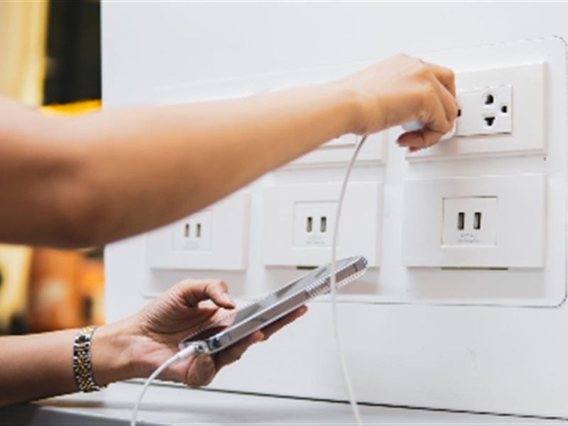 لماذا لا يجب عليك استخدام منافذ USB في المطار أبدًا